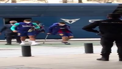 غادر على عكازين.. مدة غياب بيدري عن برشلونة