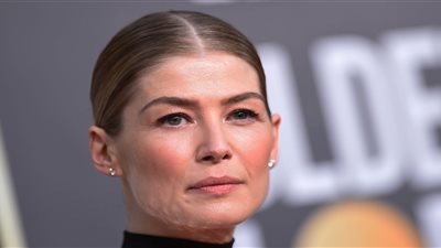 روزاموند بايك تحصد جائزة أفضل ممثلة بفيلم كوميدي عن 