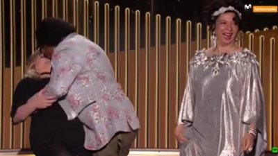 مقدمة حفل الجولدن جلوب تتعرض لقبلة مفاجئة على الهواء مباشرة