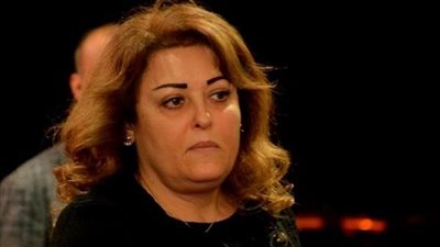 نهال عنبر تلقي نظرة الوداع على جثمان يوسف شعبان