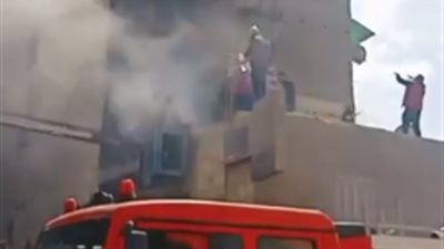 لحظة استخراج جثة طفلة من حريق شقة فيصل (فيديو)