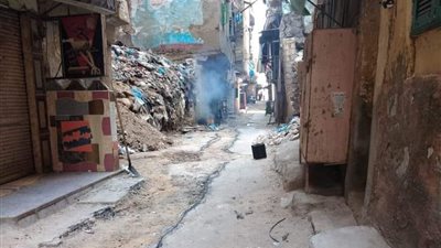 الشوارع غير المُمهدة أزمة تؤرق سكان محرم بك ومينا البصل بالإسكندرية.. ونائب برلماني يطالب برصفها (صور)
