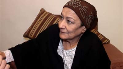 انهيار شقيقة أحلام الجريتلي في البكاء لحظة دفن الفنانة الراحلة