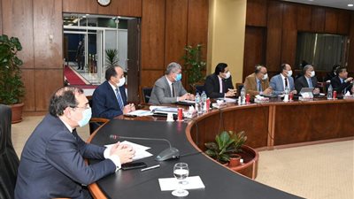 وزير البترول يتابع إقامة محطات تموين وتحويل السيارات للغاز الطبيعي