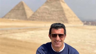 لويس فيجو من أمام الأهرامات: أحد عجائب الدنيا السبع في العالم