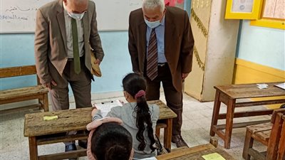 مدير تعليم الإسكندرية يتفقد اللجان لمتابعة بدء امتحانات الصف الخامس الابتدائي