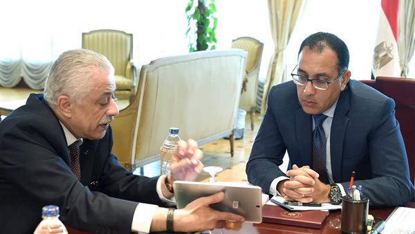 رئيس الوزراء مع وزير