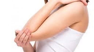 التغيرات الهرمونية تسبب اسمرار الكوع والركبة.. إليك بعض العلاجات المنزلية لتفتيح تلك المناطق