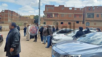 توافد أهالي قرية تصفا لأداء صلاة الجنازة على شقيق المخرج خالد يوسف