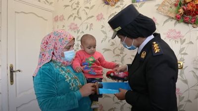 موقف إنساني لضابط شرطة يتحول لعاصفة احتفاء على 