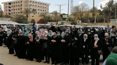 انتهاء صلاة الجنازة على جثمان والدة رضوى الشربيني (صور)