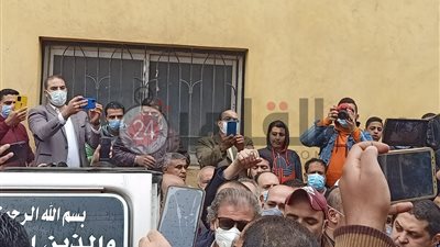 خالد يوسف يودع شقيقه بعد أداء صلاة الجنازة عليه