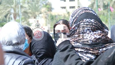 أول ظهور لرضوى الشربيني في جنازة والدتها (صور)