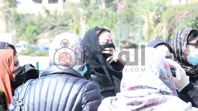 انهيار رضوى الشربيني في جنازة والدتها (صور)