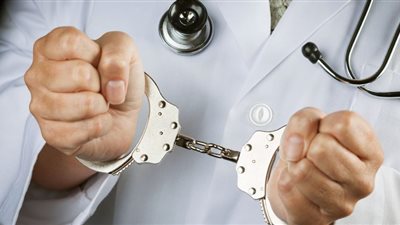 فحص مئات السيدات.. القبض على طبيب نساء وتوليد مزيف بالصف