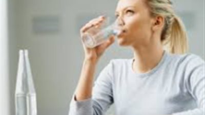 تعرف على فوائد شرب الماء في وضعية الجلوس