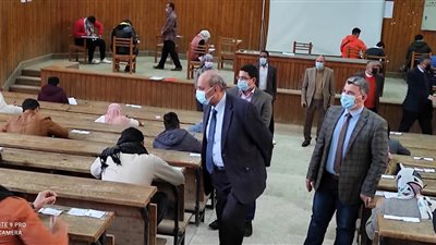 رئيس جامعة المنيا يتابع إجراءات مواجهة كورونا خلال الامتحانات (صور)