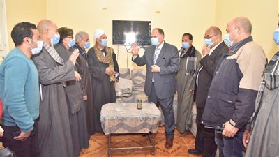 محافظ أسيوط يقدم العزاء لأسرة ضحايا حادث انهيار بئر صرف صحي بقرية بني شقير في منفلوط (صور وفيديو)