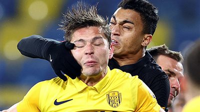 طرد مصطفى محمد في مباراة جالطة سراي أمام أنقرة