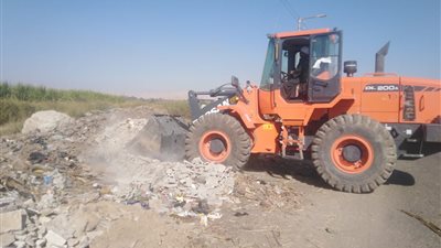 رفع مخلفات المباني بقرية السلام في الأقصر ضمن مبادرة 