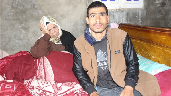 الشاب القعيد مع والدته