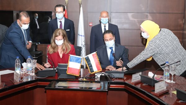 جانب من التوقيع