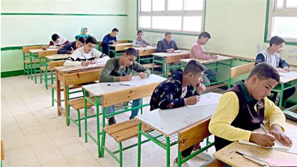 طلاب الصف الأول الإعدادي