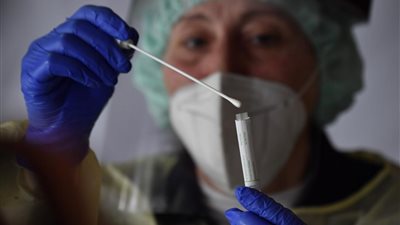 صحيفة بريطانية: الصين تلزم جميع الوافدين إليها بإجراء المسحة الشرجية لاختبار كورونا