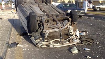 مصرع وإصابة 6 أشخاص في انقلاب سيارة بطريق 