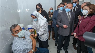 محافظ الإسكندرية: تطعيم 288 مواطنًا بلقاح كورونا من الفئة المستهدفة يوميًا