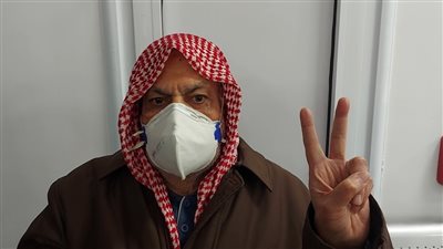 بعلامة النصر.. أول مُتلقٍ للقاح كورونا ببورسعيد: عاش السيسي (فيديو)