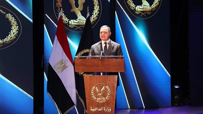 وزير الداخلية يكرم أسر شهداء ومصابي الشرطة 