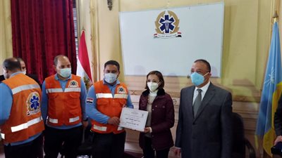 «لجهودهم في عام الكورونا».. محافظ الإسكندرية يُكرم عمال مرفق الإسعاف (صور)