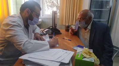 مدير مستشفى بأسيوط: 50 مواطنًا يتلقون لقاح كورونا في اليوم الأول (صور)