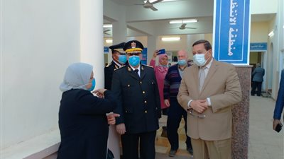 مدير أمن سوهاج يشهد تلقي كبار السن وأصحاب الأمراض المزمنة لقاح كورونا (صور)