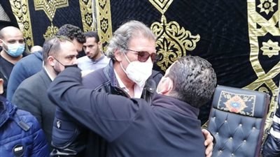 المخرج خالد يوسف يتلقى العزاء في شقيقه بكفر شكر (صور)