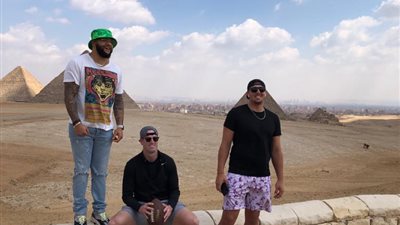 للترويج السياحي.. مطار القاهرة يستقبل 3 من لاعبي الدوري الوطني لكرة القدم الأمريكية