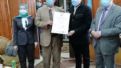 مستشفى جامعة الأزهر بأسيوط يحصل على شهادة اعتماد المعايير الدولية في مجال النظم الإدارية