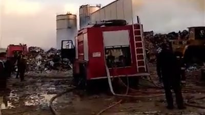 بـ15 سيارة وخزانات مياه ولوادر.. السيطرة على حريق مصنع 