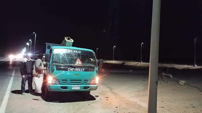 منعًا للحوادث.. حملة ليلية لإنارة الأعمدة بطريق 