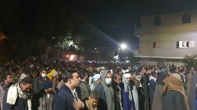 المئات من المواطنين يشيعون جنازة 7 أشخاص لقوا مصرعهم إثر سقوط سيارة بنهر النيل بأسيوط(صور)
