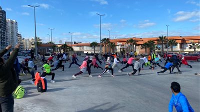 مواطنو الإسكندرية يمارسون الرياضة على طريق الكورنيش وسط أجواء شتوية معتدلة (صور)