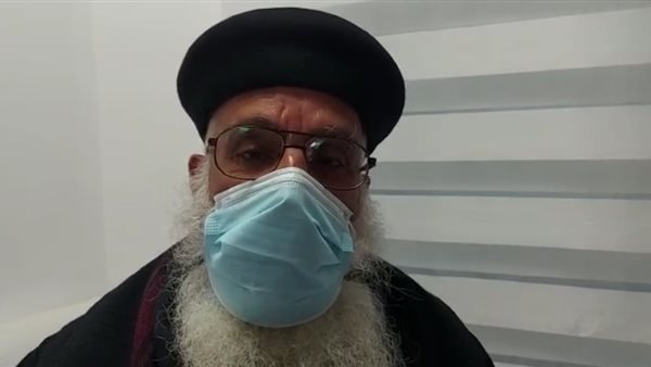 أول قس يتلقى لقاح