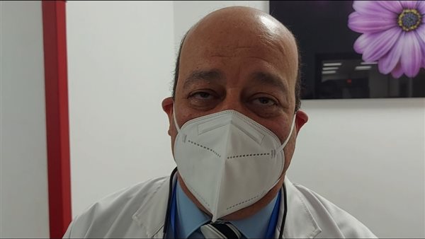 طبيب مركز لقاح كورونا