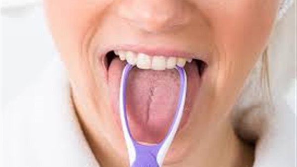 تنظيف اللسان- أرشيفية