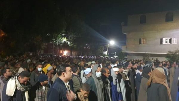 المئات من المواطنين