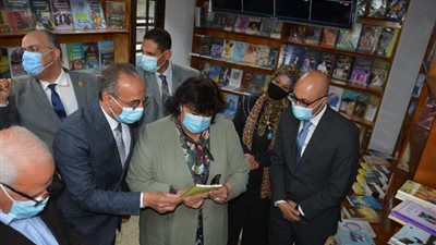 الأسعار تبدأ من جنيه واحد.. وزيرة الثقافة تشيد بمعرض 