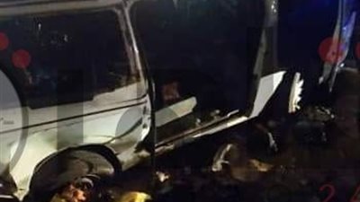 ننشر أول صور لحادث تصادم سيارة ميكروباص بأخرى على الطريق الصحراوي الشرقي بني سويف