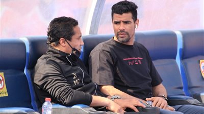 جلسة خاصة بين محمد صبحي وعبد الواحد على هامش مباراة الإسماعيلي ودجلة (صور)