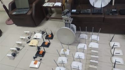 ضبط أحد الأشخاص يدير شبكة لتوزيع الإنترنت بدون ترخيص بالقاهرة